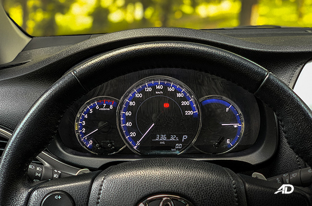 simple gauges on toyota car